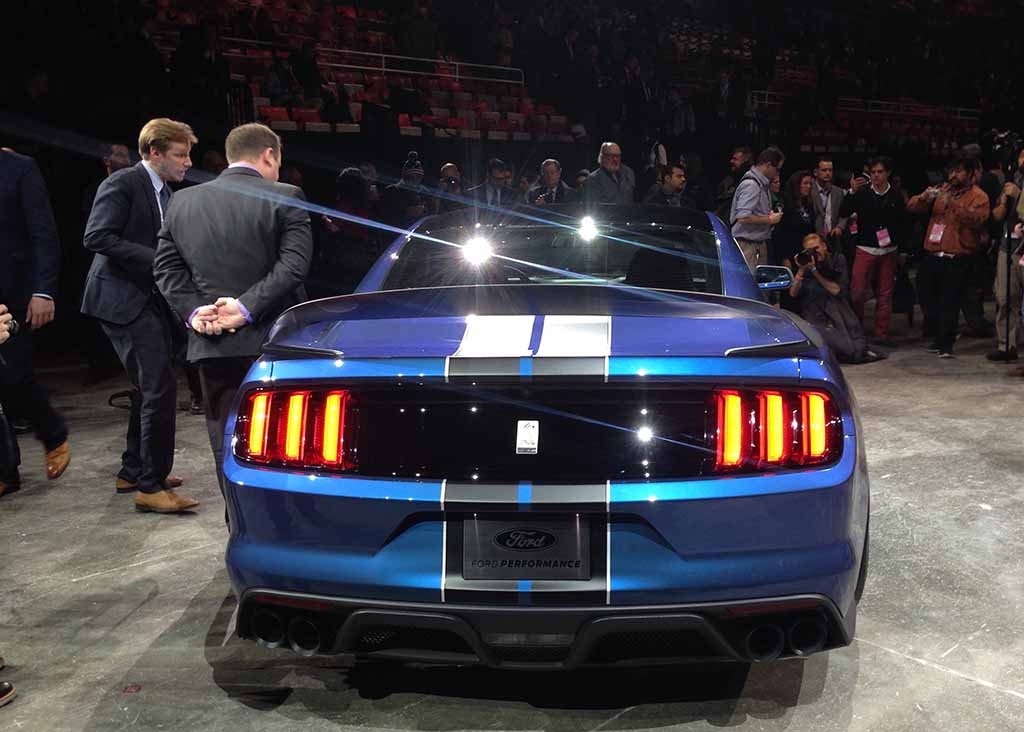 Ford ra mắt phiên bản hạn chế của chiếc xe cơ bắp Shelby - 8 Ford Shelby Mustang GT350R sẽ có mặt vào cuối năm nay, trước
mắt là tại thị trường Bắc Mỹ