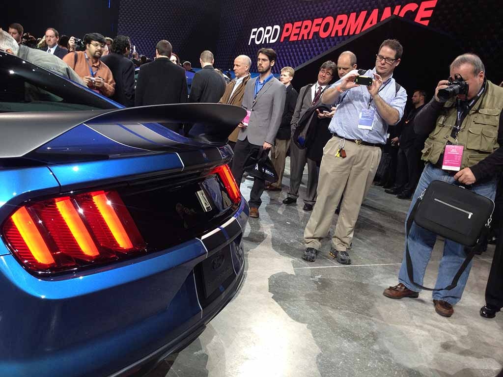Ford ra mắt phiên bản hạn chế của chiếc xe cơ bắp Shelby - 7 Ford Shelby Mustang GT350R sẽ có mặt vào cuối năm nay, trước
mắt là tại thị trường Bắc Mỹ
