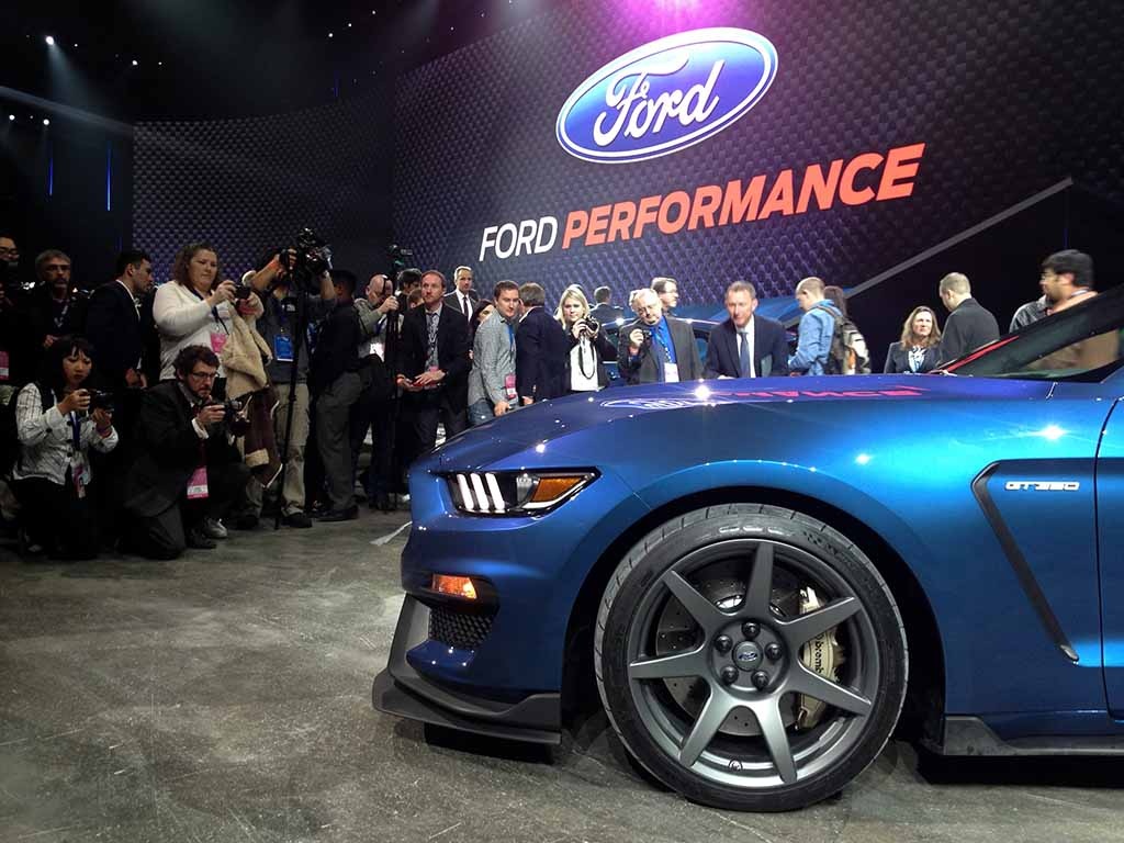 Ford ra mắt phiên bản hạn chế của chiếc xe cơ bắp Shelby - 6 Ford Shelby Mustang GT350R sẽ có mặt vào cuối năm nay, trước
mắt là tại thị trường Bắc Mỹ