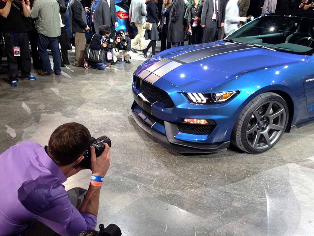 Ford ra mắt phiên bản hạn chế của chiếc xe cơ bắp Shelby - 10 Ford Shelby Mustang GT350R sẽ có mặt vào cuối năm nay, trước
mắt là tại thị trường Bắc Mỹ