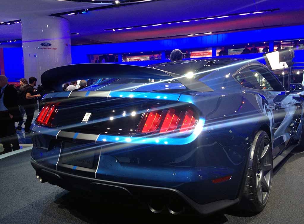 Ford ra mắt phiên bản hạn chế của chiếc xe cơ bắp Shelby - 11 Ford Shelby Mustang GT350R sẽ có mặt vào cuối năm nay, trước
mắt là tại thị trường Bắc Mỹ