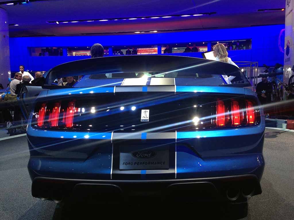 Ford ra mắt phiên bản hạn chế của chiếc xe cơ bắp Shelby - 12 Ford Shelby Mustang GT350R sẽ có mặt vào cuối năm nay, trước
mắt là tại thị trường Bắc Mỹ