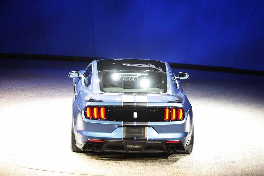 Ford ra mắt phiên bản hạn chế của chiếc xe cơ bắp Shelby - 5 Ford Shelby Mustang GT350R sẽ có mặt vào cuối năm nay, trước
mắt là tại thị trường Bắc Mỹ