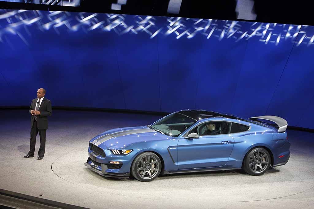 Ford ra mắt phiên bản hạn chế của chiếc xe cơ bắp Shelby - 4 Ford Shelby Mustang GT350R sẽ có mặt vào cuối năm nay, trước
mắt là tại thị trường Bắc Mỹ