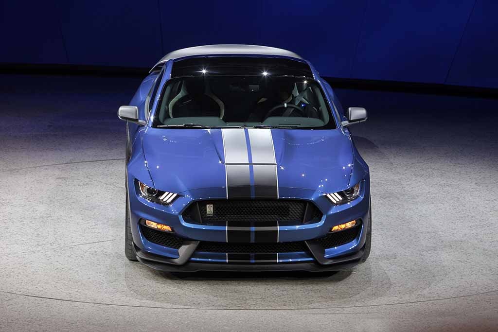 Ford ra mắt phiên bản hạn chế của chiếc xe cơ bắp Shelby - 2 Ford Shelby Mustang GT350R sẽ có mặt vào cuối năm nay, trước
mắt là tại thị trường Bắc Mỹ