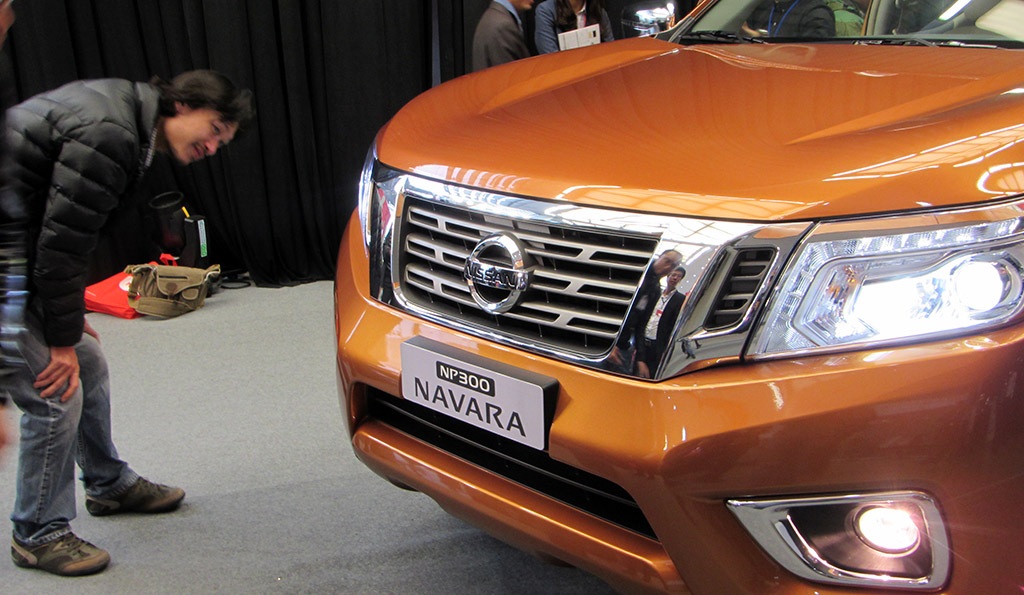Nissan Navara phiên bản mới có giá từ 645 triệu đồng - 2 Nissan Navara mới khởi điểm từ 645 triệu đồng