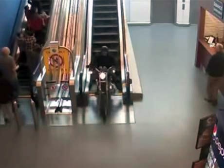 Cảnh sát Canada truy tìm người chạy môtô lao vào siêu thị