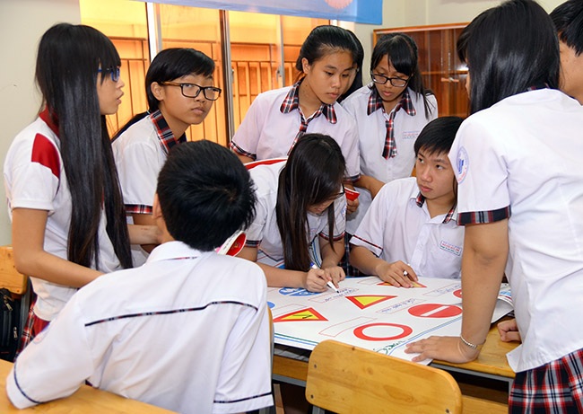Các em học sinh tham gia thảo luận về hệ thống biển báo hiệu đường bộ