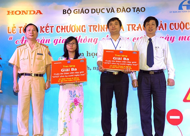 Các em học sinh tham gia thảo luận về hệ thống biển báo hiệu đường bộ