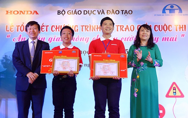 Các em học sinh tham gia thảo luận về hệ thống biển báo hiệu đường bộ