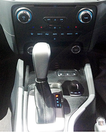 Ford Ranger mới: Thêm động cơ xăng, tăng cường tính năng điện tử