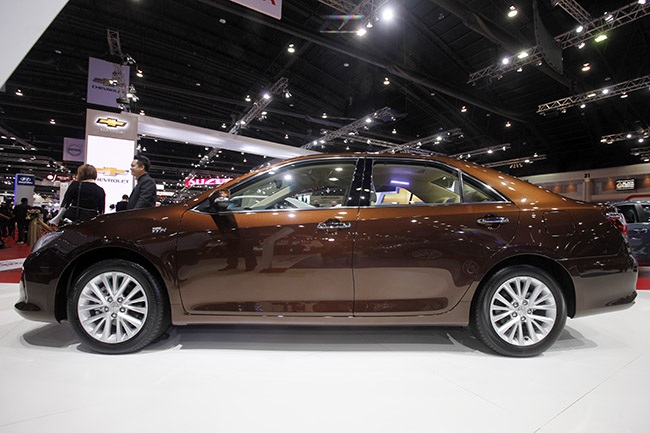 Toyota Camry 2015 ưu tiên ra mắt tại các thị trường lớn - 4 Giá bán của các mẫu Toyota Camry
2015 tại Thái Lan sử dụng động cơ đốt trong thông thường;