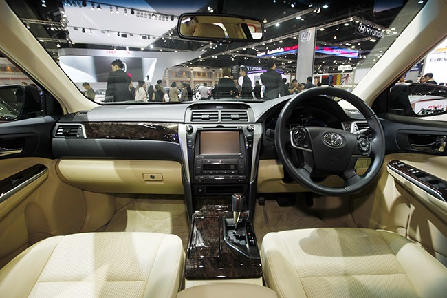 Toyota Camry 2015 ưu tiên ra mắt tại các thị trường lớn - 8 Giá bán của các mẫu Toyota Camry
2015 tại Thái Lan sử dụng động cơ đốt trong thông thường;