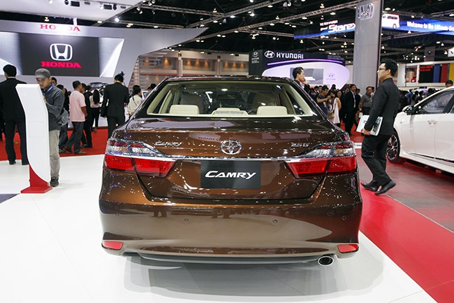 Toyota Camry 2015 ưu tiên ra mắt tại các thị trường lớn - 9 Giá bán của các mẫu Toyota Camry
2015 tại Thái Lan sử dụng động cơ đốt trong thông thường;
