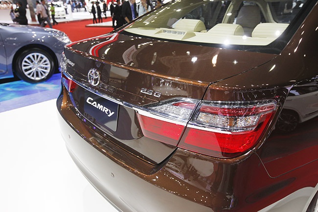 Toyota Camry 2015 ưu tiên ra mắt tại các thị trường lớn - 10 Giá bán của các mẫu Toyota Camry
2015 tại Thái Lan sử dụng động cơ đốt trong thông thường;