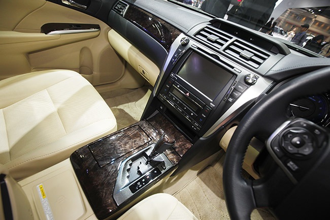 Toyota Camry 2015 ưu tiên ra mắt tại các thị trường lớn - 12 Giá bán của các mẫu Toyota Camry
2015 tại Thái Lan sử dụng động cơ đốt trong thông thường;