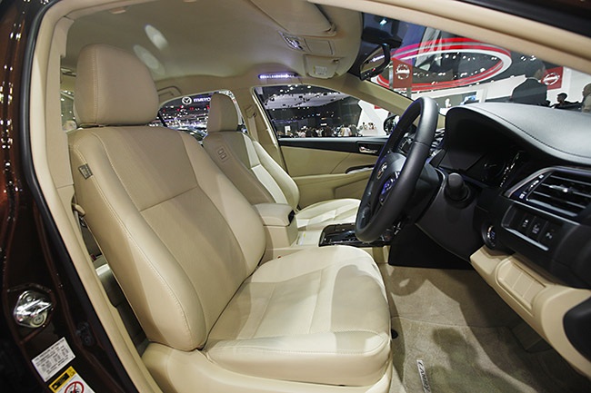 Toyota Camry 2015 ưu tiên ra mắt tại các thị trường lớn - 13 Giá bán của các mẫu Toyota Camry
2015 tại Thái Lan sử dụng động cơ đốt trong thông thường;