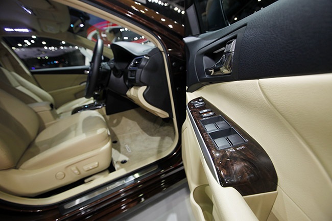 Toyota Camry 2015 ưu tiên ra mắt tại các thị trường lớn - 14 Giá bán của các mẫu Toyota Camry
2015 tại Thái Lan sử dụng động cơ đốt trong thông thường;