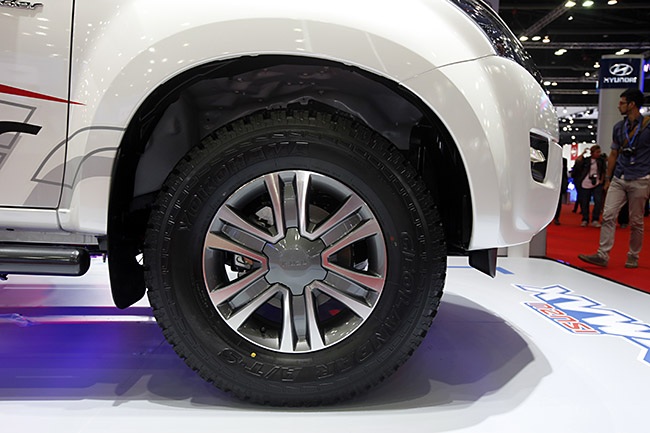 Isuzu D-max ra mắt phiên bản mới - 4 Isuzu D-max ra mắt phiên bản mới