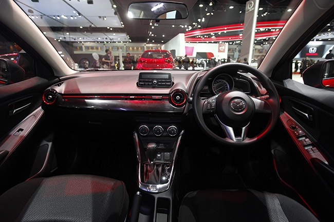 Mazda2 có thêm phiên bản nâng cấp cho năm 2015 - 12 Việt Hưng - Thanh Phúc