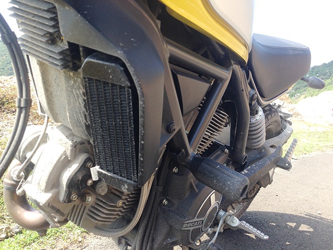 Ducati Scrambler - Một chiếc xe phố - 10 Hỗ trợ làm mát bằng dung dịch trên Scrambler: Nhỏ và không có bảo vệ ở két nước phía trước