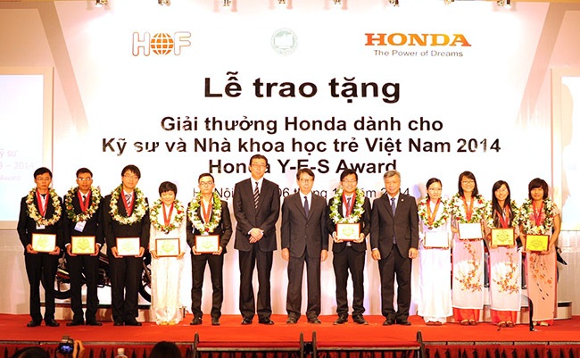 10 sinh viên khoa học hàng đầu nhận giải thưởng Honda Y-E-S năm 2014