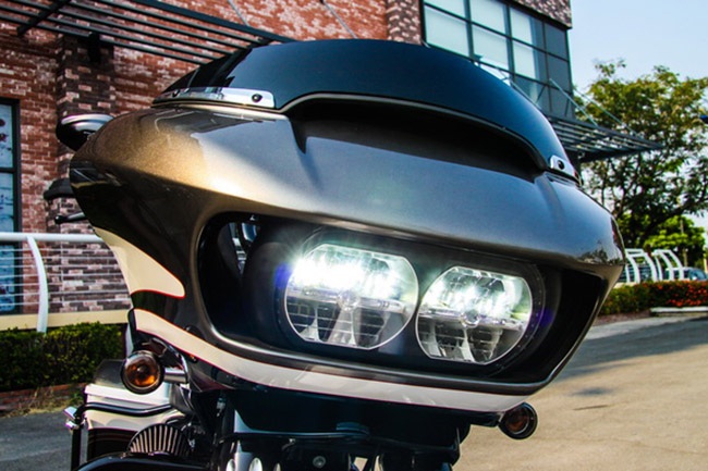 Harley-Davidson Road Glice Special có mặt tại Việt Nam - 3 Road Glice Special là một mẫu xe khá đặc biệt, trên thế giới chỉ có 150 chiếc được sản xuất.