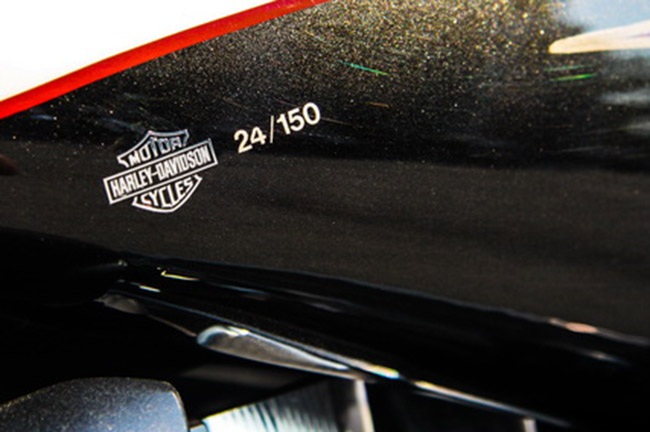 Harley-Davidson Road Glice Special có mặt tại Việt Nam - 2 Road Glice Special là một mẫu xe khá đặc biệt, trên thế giới chỉ có 150 chiếc được sản xuất.