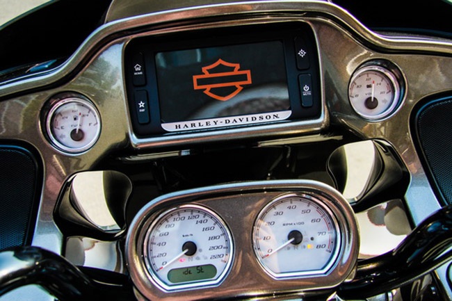 Harley-Davidson Road Glice Special có mặt tại Việt Nam - 4 Road Glice Special là một mẫu xe khá đặc biệt, trên thế giới chỉ có 150 chiếc được sản xuất.
