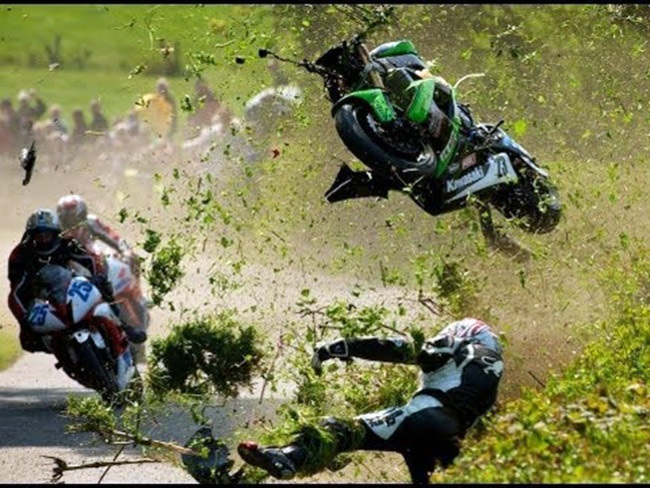 Isle of Man TT 2015 - Bản lĩnh đàn ông - 1 Isle of Man TT – Chặng đua của những kẻ thách thức tử thần