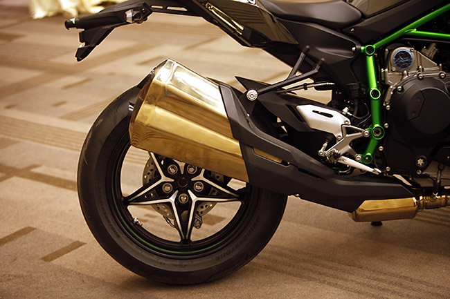 Kawasaki H2 có giá bán 1,065 tỉ đồng tại Việt Nam - 6 Mẫu xe này sử dụng đèn pha dạng chiếu đi kèm đèn chiếu sáng ban ngày dạng led