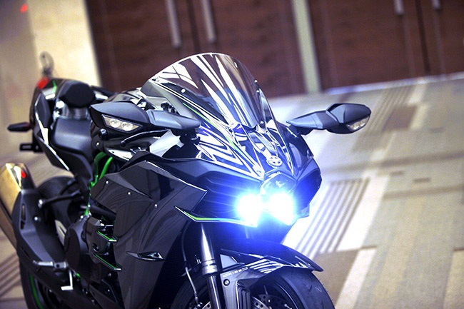 Kawasaki H2 có giá bán 1,065 tỉ đồng tại Việt Nam - 4 Mẫu xe này sử dụng đèn pha dạng chiếu đi kèm đèn chiếu sáng ban ngày dạng led