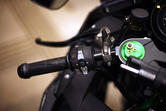 Kawasaki H2 có giá bán 1,065 tỉ đồng tại Việt Nam - 11 Phím điều khiển chức năng bên tay trái tích hợp cùng nút điều khiển đèn báo rẽ