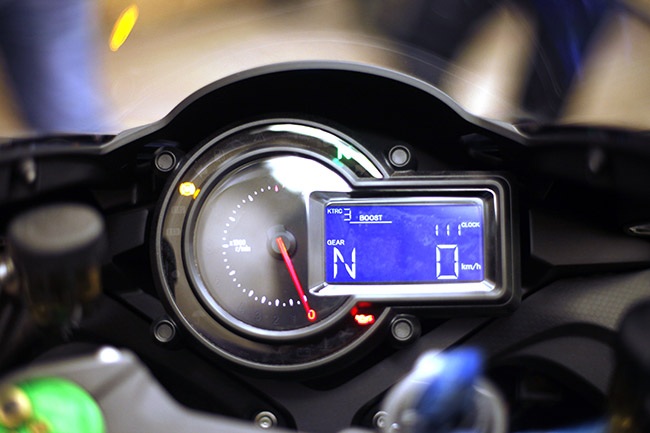 Kawasaki H2 có giá bán 1,065 tỉ đồng tại Việt Nam - 13 Các phím lựa chọn chế độ lái và khởi động xe bên tay phải