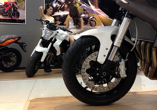 Benelli TNT600GT có mặt tại Việt Nam với giá 235 triệu đồng - 8 Bộ phanh đĩa đôi phía trước đi cùng hệ thống giảm xóc hành trình ngược
