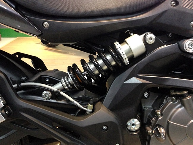 Benelli TNT600GT có mặt tại Việt Nam với giá 235 triệu đồng - 14 Giảm xóc sau có thể thay đổi được độ căng của lò xo