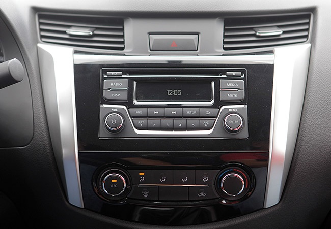 Nissan NP300 Navara có gì mới? - 17 Bảng đồng hồ chính của Navara AT
