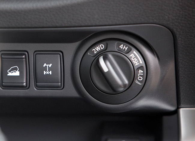 Nissan NP300 Navara có gì mới? - 21 Giống như các mẫu bán tải mới nhất, Navara mới vẫn được trang bị hệ thống gài cầu điện tử