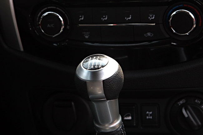 Nissan NP300 Navara có gì mới? - 20 Giống như các mẫu bán tải mới nhất, Navara mới vẫn được trang bị hệ thống gài cầu điện tử
