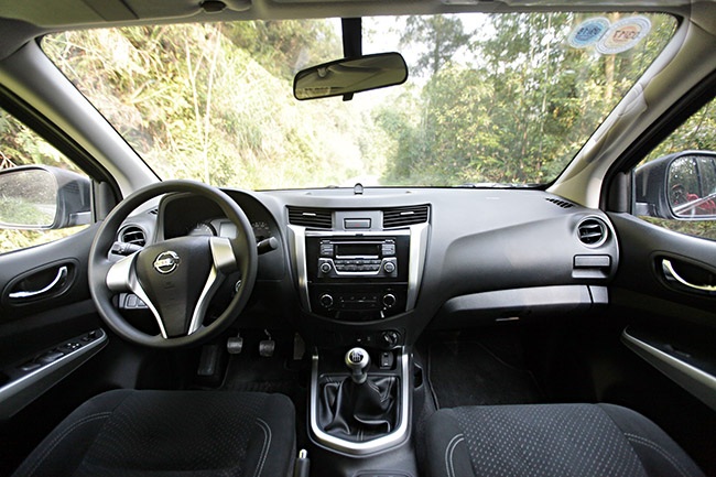 Nissan NP300 Navara có gì mới? - 14 Bảng đồng hồ chính của Navara AT