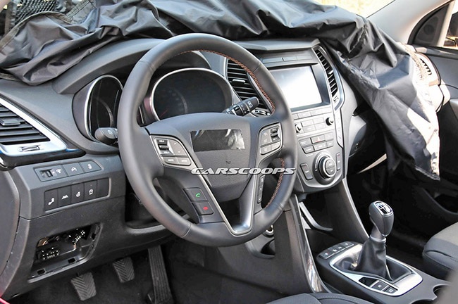 Hyundai hé lộ hình ảnh SantaFe 2016 - 4 Trong khi đó,
theo thông tin từ