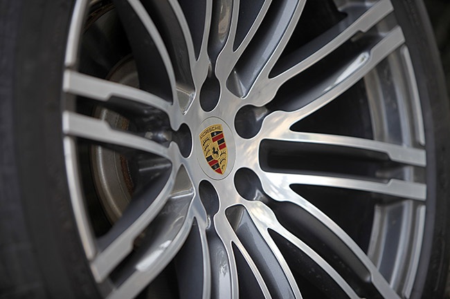Porsche Macan - 2,69 tỉ đồng chưa phải là tất cả… - 18 Bộ chụp có logo Porsche cũng là trang bị lựa chọn thêm trên Macan