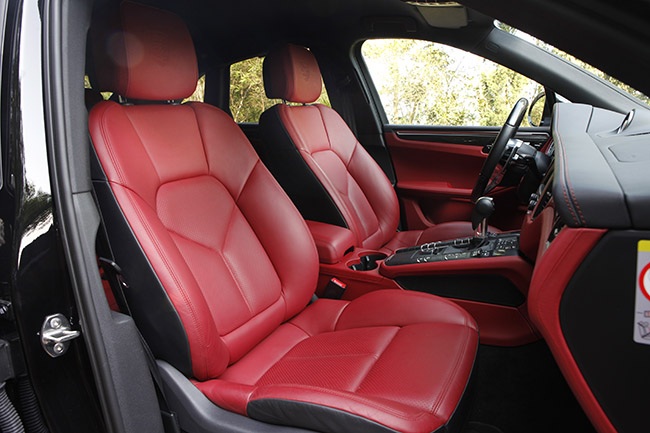 Porsche Macan - 2,69 tỉ đồng chưa phải là tất cả… - 23 Rèm che nắng chỉnh cơ cho hàng ghế sau
