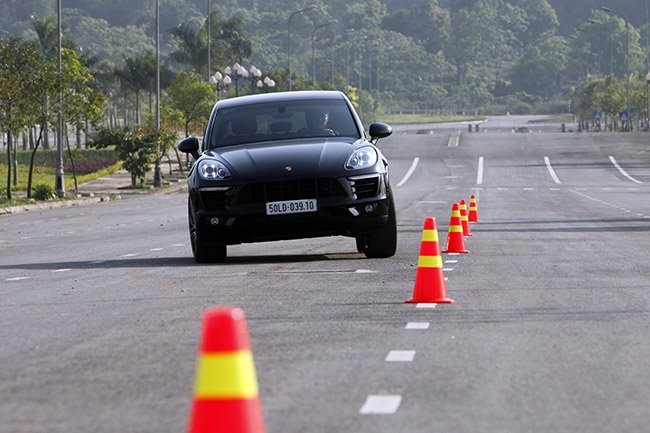Porsche Macan - 2,69 tỉ đồng chưa phải là tất cả… - 16 Nút mở cửa hậu nằm ngay dưới cần gạt nước