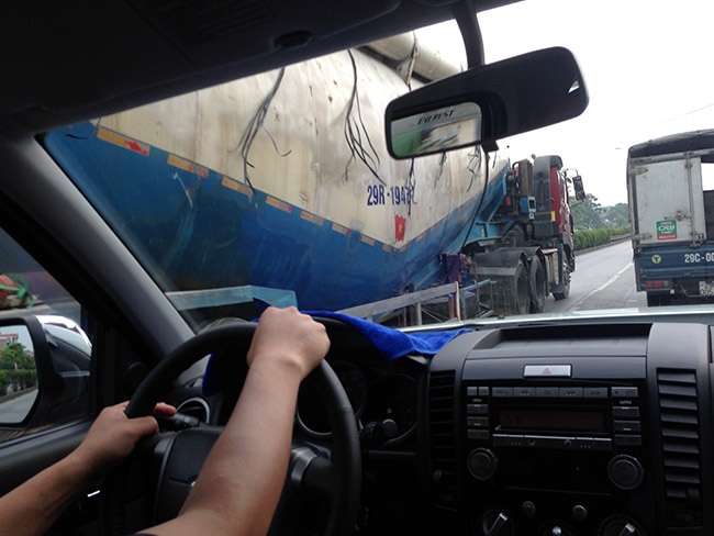 Kinh nghiệm lưu thông cùng xe quá khổ - 3 Trong bất cứ tình huống nào, cần bình tĩnh để lái xe an toàn nhất