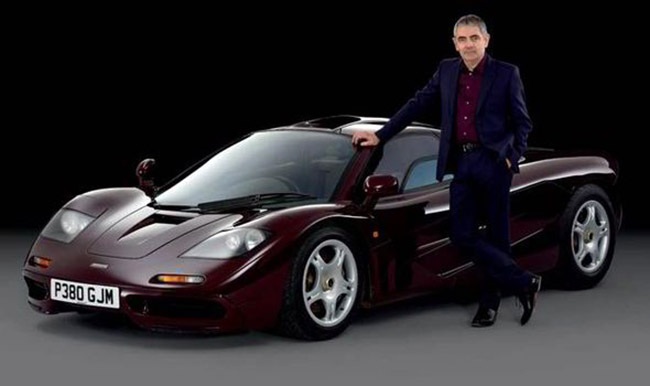 Hai lần bị đâm, xe của “Mr.Bean” vẫn bán được 12 triệu USD - 1 MrBean - diễn viên Ronan Atkinson bên chiếc F1 McLaren vừa bán được với giá 12 triệu USD