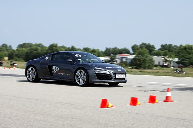 Audi mang siêu xe R8 phục vụ khách hàng lái thử - 6 Đây là
