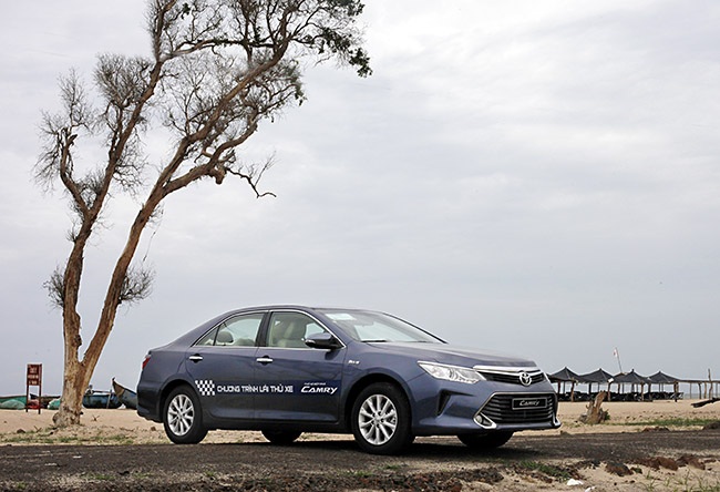 Toyota Camry phiên bản mới có gì khác? - 12 Toyota Camry trang bị cho phiên bản 2.0E bộ vành 16 còn với hai mẫu 2.5L là vành 17
