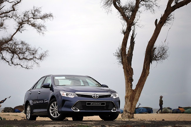 Toyota Camry phiên bản mới có gì khác? - 11 Toyota Camry trang bị cho phiên bản 2.0E bộ vành 16 còn với hai mẫu 2.5L là vành 17