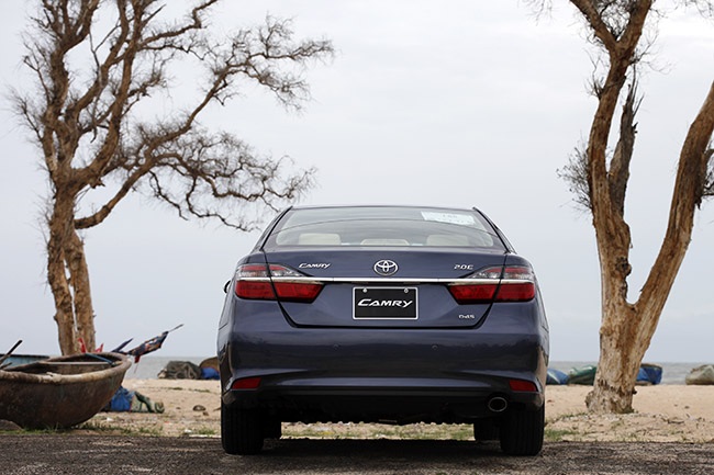 Toyota Camry phiên bản mới có gì khác? - 14 Toyota Camry trang bị cho phiên bản 2.0E bộ vành 16 còn với hai mẫu 2.5L là vành 17